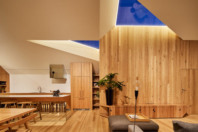 Réalisation d'un petit salon design ouvert avec un mur marron, un sol en bois brun, un téléviseur indépendant et un sol marron.