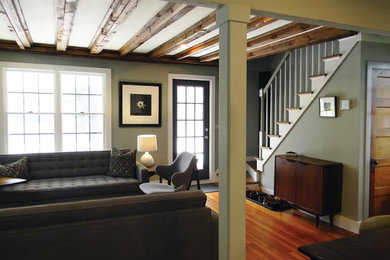 Ejemplo de salón abierto tradicional renovado de tamaño medio con paredes verdes y suelo de madera en tonos medios