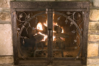 他の地域にある中くらいなラスティックスタイルのおしゃれなリビング (標準型暖炉、石材の暖炉まわり) の写真