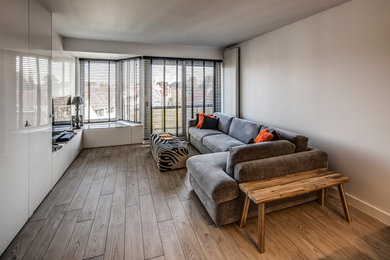 Esempio di un piccolo soggiorno moderno con pareti bianche, pavimento con piastrelle in ceramica, TV autoportante e pavimento beige