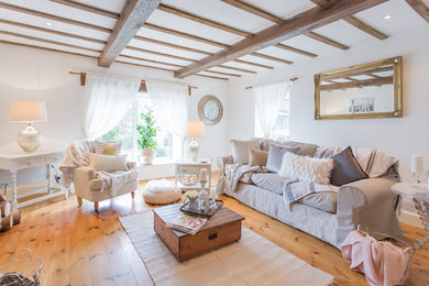 Ispirazione per un soggiorno nordico chiuso con pareti bianche, pavimento in legno massello medio e pavimento marrone