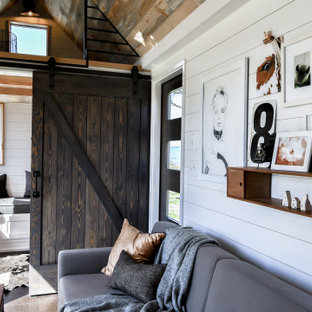 Ispirazione per un piccolo soggiorno country stile loft con pareti bianche, pavimento in sughero, pavimento nero, soffitto in perlinato e pareti in perlinato