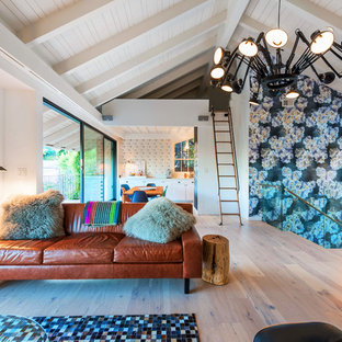 Idee per un piccolo soggiorno boho chic stile loft con pareti multicolore, parquet chiaro, camino ad angolo, cornice del camino in intonaco, TV a parete e pavimento beige