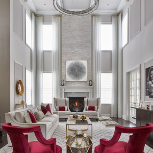 Klassisches Wohnzimmer mit weißer Wandfarbe, dunklem Holzboden, Kamin, braunem Boden und Kassettendecke in New York