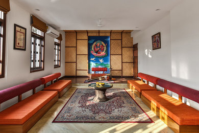 На фото: гостиная комната среднего размера в восточном стиле с белыми стенами, светлым паркетным полом и бежевым полом с