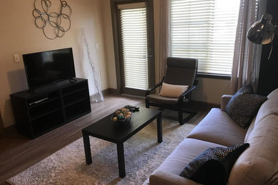 Mittelgroßes, Offenes Modernes Wohnzimmer mit beiger Wandfarbe, Vinylboden und freistehendem TV in Orlando