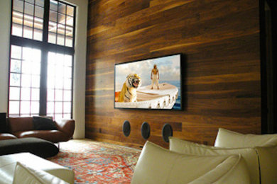 Réalisation d'un grand salon ouvert avec un mur beige et moquette.