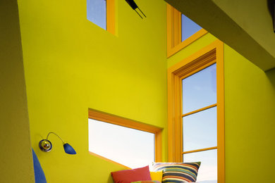 Foto på ett funkis allrum med öppen planlösning, med gröna väggar, ljust trägolv och brunt golv