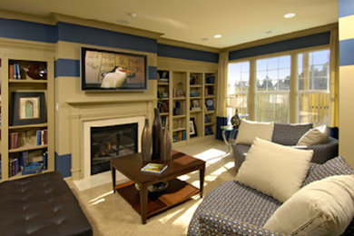 Ispirazione per un soggiorno con pareti blu, moquette, camino classico, cornice del camino in intonaco e TV a parete