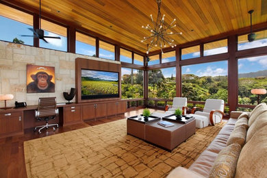 ハワイにある広いコンテンポラリースタイルのおしゃれなLDK (暖炉なし、壁掛け型テレビ、無垢フローリング、茶色い床) の写真