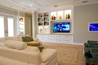 Großes, Abgetrenntes Klassisches Wohnzimmer ohne Kamin mit beiger Wandfarbe, hellem Holzboden, Multimediawand und beigem Boden in Tampa