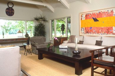 Diseño de salón para visitas abierto tradicional de tamaño medio con paredes blancas y suelo de bambú