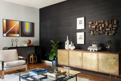 Idee per un soggiorno moderno di medie dimensioni e chiuso con pareti multicolore e pavimento in legno massello medio