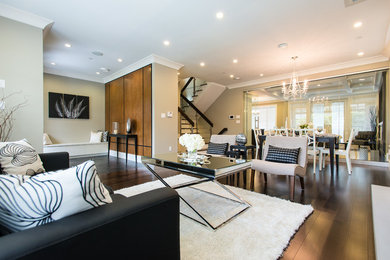 Immagine di un grande soggiorno moderno aperto con sala formale, pareti beige, pavimento in legno massello medio e nessuna TV