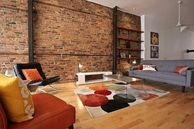 Ejemplo de salón abierto urbano grande sin chimenea con paredes rojas, suelo de madera clara y suelo beige