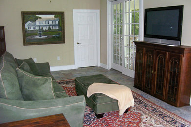 Foto de salón cerrado pequeño con paredes beige y suelo de baldosas de cerámica
