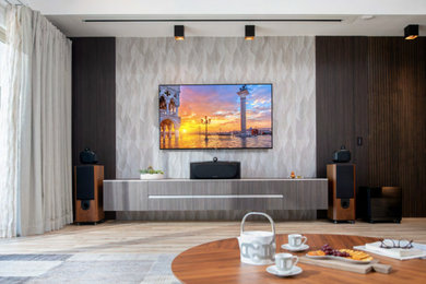 Modelo de salón para visitas contemporáneo sin chimenea con paredes multicolor, suelo de madera clara, televisor colgado en la pared y suelo beige