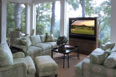 Exempel på ett mellanstort klassiskt separat vardagsrum, med vita väggar, heltäckningsmatta och en dold TV