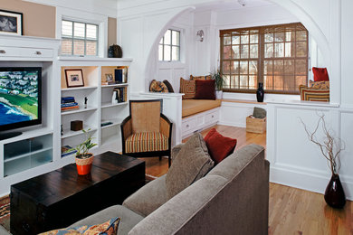 Modelo de salón para visitas abierto clásico renovado de tamaño medio sin chimenea con paredes beige, suelo de madera clara, televisor independiente y suelo marrón