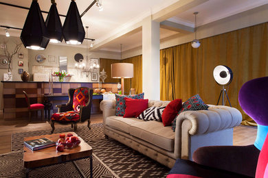 Свежая идея для дизайна: открытая гостиная комната в стиле фьюжн с паркетным полом среднего тона, ковром на полу и красивыми шторами - отличное фото интерьера