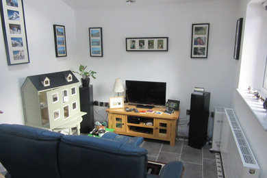 Foto de salón actual de tamaño medio