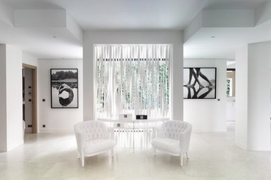 This is an example of a contemporary living room in Moscow with white walls.