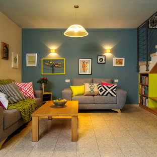 Idee per un soggiorno boho chic con pareti blu e pavimento beige