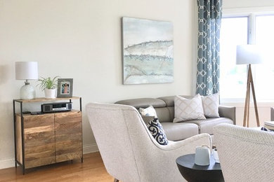 Elegant living room photo in Montreal