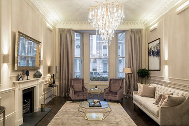 Mittelgroßes, Repräsentatives, Fernseherloses, Offenes Klassisches Wohnzimmer mit beiger Wandfarbe in London