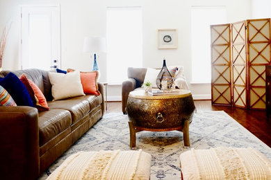 Стильный дизайн: открытая гостиная комната среднего размера в стиле фьюжн с серыми стенами, темным паркетным полом, отдельно стоящим телевизором и коричневым полом - последний тренд