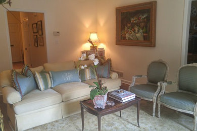Пример оригинального дизайна: большая парадная, изолированная гостиная комната в классическом стиле с желтыми стенами, паркетным полом среднего тона и коричневым полом без телевизора