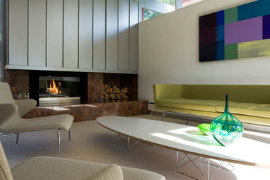 Свежая идея для дизайна: гостиная комната в стиле модернизм с белыми стенами - отличное фото интерьера