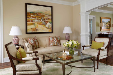 Mittelgroßes, Repräsentatives, Offenes Klassisches Wohnzimmer mit braunem Holzboden, beiger Wandfarbe, Kamin und Kaminumrandung aus Stein in Atlanta