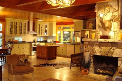 オースティンにあるお手頃価格の広いラスティックスタイルのおしゃれなリビング (磁器タイルの床、暖炉なし、石材の暖炉まわり、テレビなし) の写真