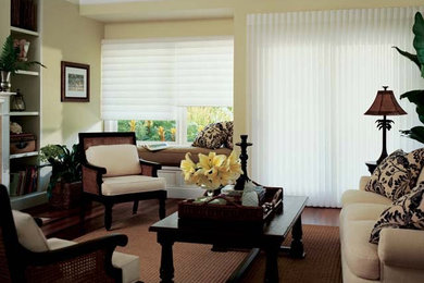 Exempel på ett mellanstort klassiskt separat vardagsrum, med ett finrum, gula väggar, mellanmörkt trägolv, en standard öppen spis, en spiselkrans i gips och brunt golv
