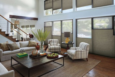 Источник вдохновения для домашнего уюта: большая гостиная комната в стиле кантри с коричневым полом, темным паркетным полом и белыми стенами
