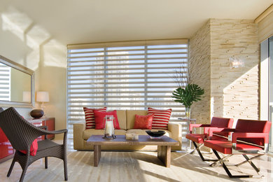 Стильный дизайн: парадная, открытая гостиная комната среднего размера в стиле фьюжн с бежевыми стенами и светлым паркетным полом - последний тренд