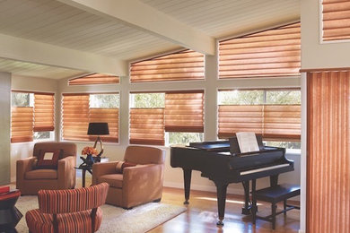 Ejemplo de salón con rincón musical abierto clásico de tamaño medio con paredes beige y suelo de madera clara