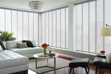 Imagen de salón para visitas abierto minimalista sin chimenea y televisor con paredes blancas y suelo de madera oscura