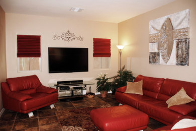 Imagen de salón cerrado clásico de tamaño medio sin chimenea con paredes beige, suelo de baldosas de cerámica, televisor colgado en la pared y suelo marrón