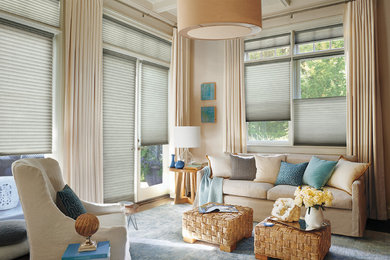 Immagine di un soggiorno stile marino di medie dimensioni e chiuso con pareti beige, parquet chiaro, nessun camino, nessuna TV, pavimento marrone e sala formale