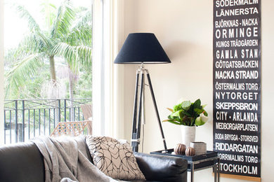 Idee per un soggiorno moderno aperto con pareti beige e moquette