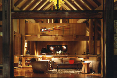Aménagement d'un salon contemporain de taille moyenne et ouvert avec un sol en bois brun.