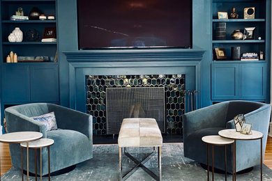 Imagen de salón minimalista con paredes azules, todas las chimeneas, marco de chimenea de baldosas y/o azulejos y pared multimedia