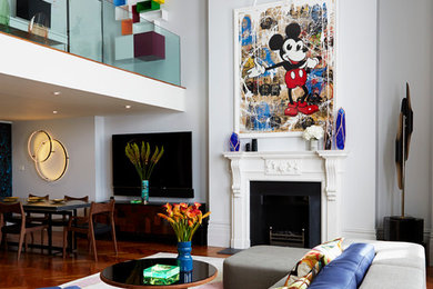 Großes, Offenes Modernes Wohnzimmer mit grauer Wandfarbe, dunklem Holzboden, Kamin und Kaminumrandung aus Stein in London
