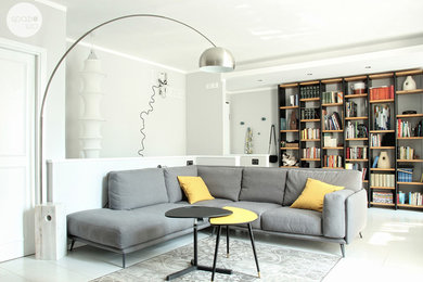 Ispirazione per un soggiorno minimalista di medie dimensioni con sala formale, pareti grigie, pavimento con piastrelle in ceramica e TV autoportante