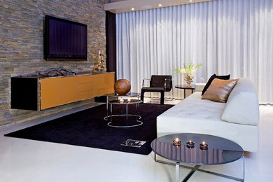 Esempio di un soggiorno minimal di medie dimensioni e aperto con sala formale, pareti beige, pavimento in gres porcellanato e TV a parete