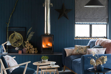 Свежая идея для дизайна: гостиная комната в стиле рустика с синими стенами - отличное фото интерьера