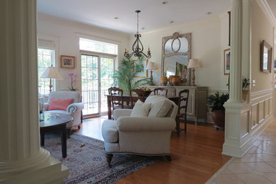 Foto di un soggiorno classico di medie dimensioni e aperto con sala formale, pareti beige e pavimento in legno massello medio