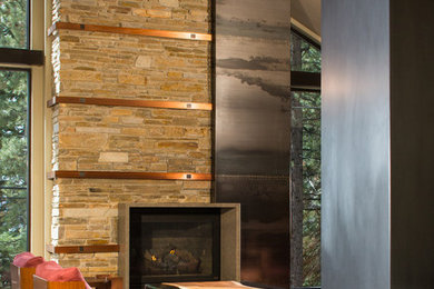 Пример оригинального дизайна: огромная гостиная комната в стиле модернизм с бежевыми стенами, паркетным полом среднего тона, стандартным камином, фасадом камина из металла и коричневым полом